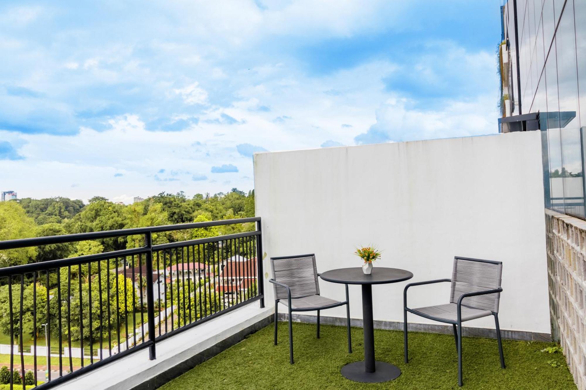 Regatta At Kozi Square Kuching Hotel Exterior photo